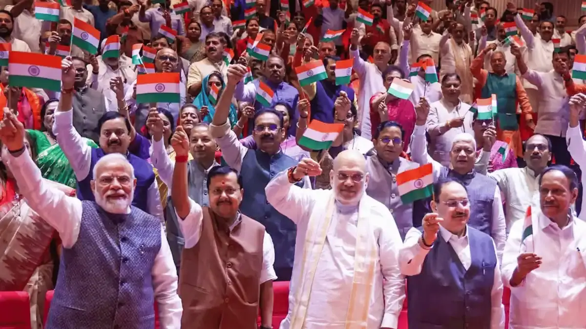 एनडीए की 'मंगल मिलन' बैठक: पीएम मोदी और अमित शाह ने लहराया तिरंगा