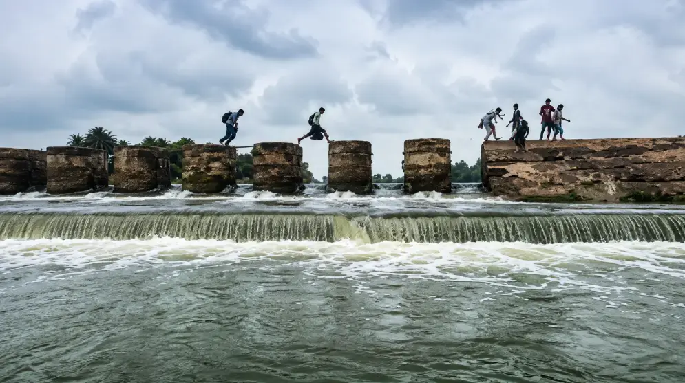 विदिशा में बेतवा नदी के उफनते स्टॉप डैम पर छलांग लगाकर स्कूल जाने को मजबूर छात्र; वायरल वीडियो के बाद हरकत में आया प्रशासन